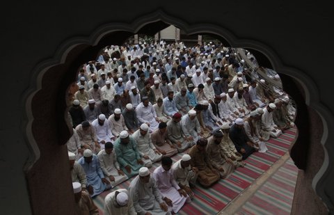 Muslims observe Ramadan around the globe