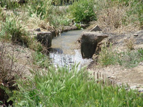 هدایت آب‌های سطحی شهر قنوات به سمت قنات‌ها
