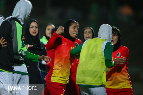 زد و خورد  به فوتبال بانوان رسید!