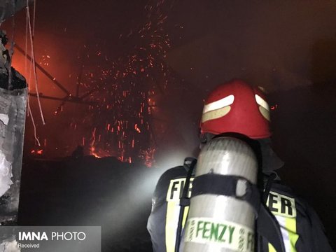 نجات ۳۰ مسافر در پی آتش‌سوزی یک مجتمع اقامتی
