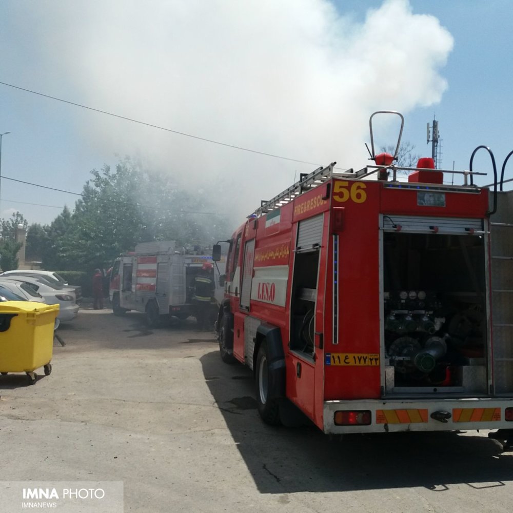 مهار آتش‌سوزی کارگاه الیاف در کاشان/کاهش ۵ درصدی حریق در کاشان