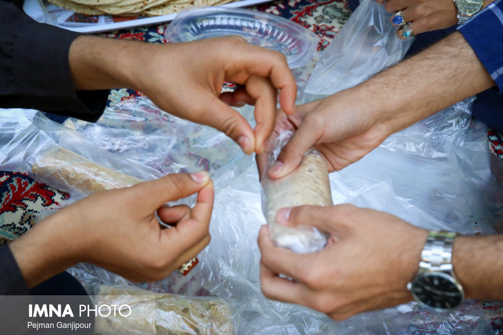 توزیع ۱۳۰۰ بسته افطاری در بین پاکبانان سمنانی