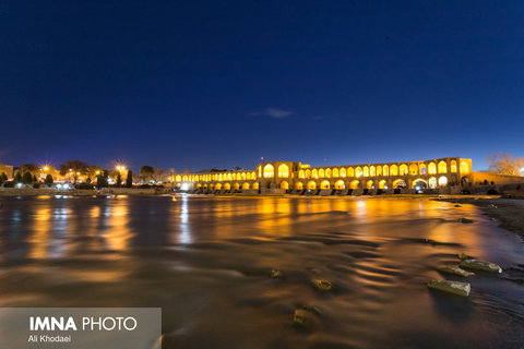 پل خواجو یکی از پل های تاریخی شهر اصفهان بوده که در شرق سی و سه پل، بر روی رود زاینده رود واقع شده است. این پل در انتهاى خیابان کمال اسماعیل اصفهانى و انتهاى خیابان خواجو، واقع شده است.