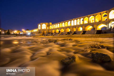 پل خواجو یکی از پل های تاریخی شهر اصفهان بوده که در شرق سی و سه پل، بر روی رود زاینده رود واقع شده است. این پل در انتهاى خیابان کمال اسماعیل اصفهانى و انتهاى خیابان خواجو، واقع شده است.
