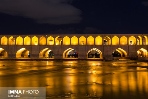 سی وسه پل، پلی است با 33 دهانه، 295 متر طول و 14 متر عرض بر روی زاینده رود اصفهان. این پل به نام «الله وردی خان» هم معروف است. این پل، خیابان چهارباغ عباسی را به چهارباغ بالا وصل می کند.سی و سه پل