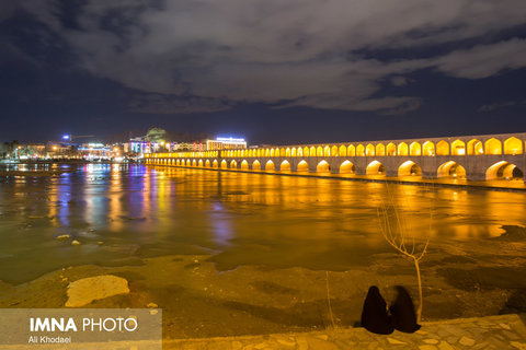 سی وسه پل، پلی است با 33 دهانه، 295 متر طول و 14 متر عرض بر روی زاینده رود اصفهان. این پل به نام «الله وردی خان» هم معروف است. این پل، خیابان چهارباغ عباسی را به چهارباغ بالا وصل می کند.سی و سه پل