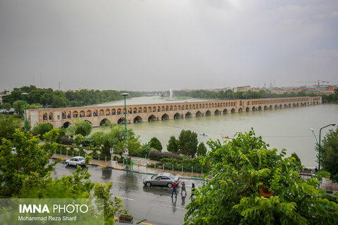 اصفهان در آخرین جمعه فروردین بارانی است 