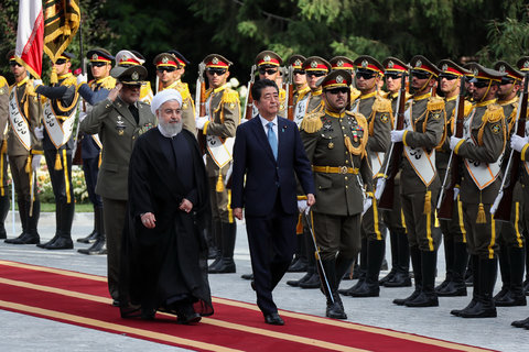 استقبال رسمی روحانی از نخست وزیر ژاپن در کاخ سعدآباد
