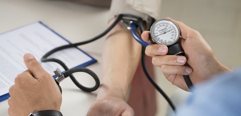 غربالگری فشار خون ۱۰۵ هزار نفر در لنجان
