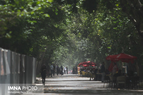 تداوم گرد و غبار در شرق اصفهان/ دما تغییر نمی‌کند