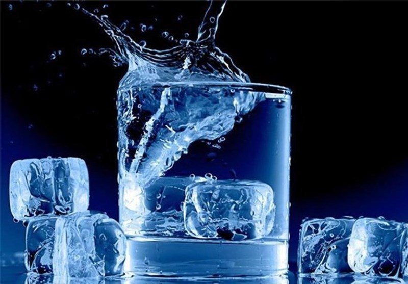 مضرات نوشیدن آب یخ چیست؟
