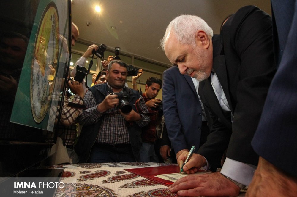نمایشگاه آثار اهدایی به ظریف در کتابخانه مرکزی افتتاح شد