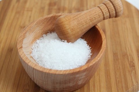 با مصرف بیش از حد نمک چه اتفاقی در بدن می‌افتد؟