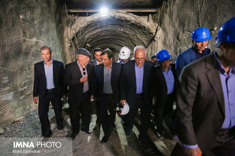 بازدید رییس بانک مرکزی از پروژه خط ۲ مترو اصفهان