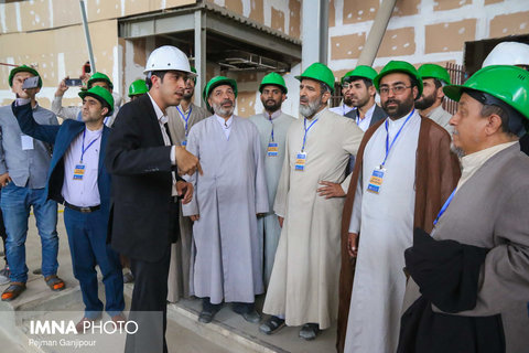 بازدید جمعی از طلاب و روحانیون حوزه علمیه اصفهان از پروژه های عمرانی