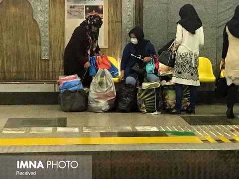دستفروشان⁩ بیکار شده تهران در مترو مشغول بکار شده‌اند ⁧