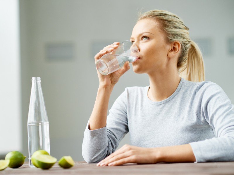 با نوشیدن آب کافی چه اتفاقی در بدن می‌افتد؟