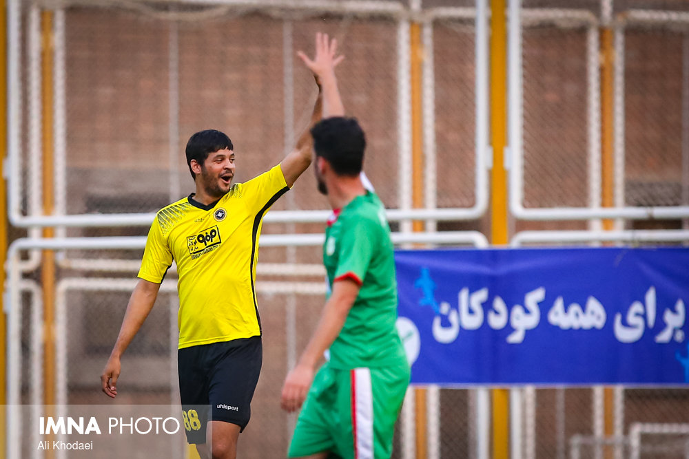 دیدار تیم های فوتبال سپاهان و کودکان کار ایران