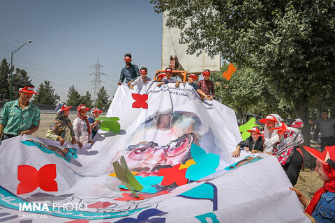 برافراشتن تمثال شهدا در آستانه جشنواره کودک
