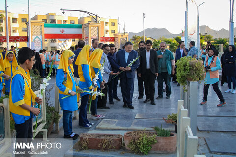 تجدید میثاق اعضای ستاد سی و دومین جشنواره فیلم های کودک و نوجوان با شهدا