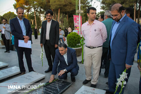 تجدید میثاق اعضای ستاد سی و دومین جشنواره فیلم های کودک و نوجوان با شهدا