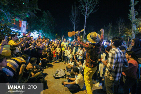 اجرای موسیقی خیابانی توسط کودکان و نوجوانان در گذر چهارباغ