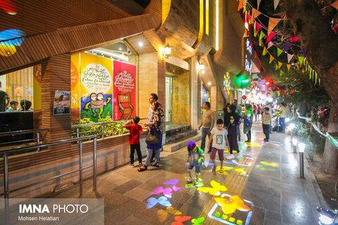 نورپردازی گذر و پیاده راه چهارباغ با نمادهای جشنواره فیلم کودک