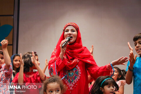 کاروان شادی جشنواره در بیمارستان کودکان امام حسین