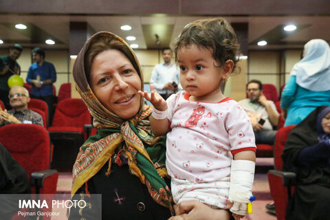 کاروان شادی جشنواره در بیمارستان کودکان امام حسین