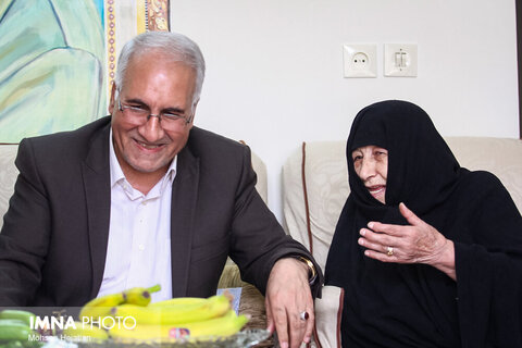 عیادت شهردار اصفهان از مادر شهید خرازی