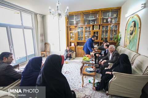 عیادت شهردار اصفهان از مادر شهید خرازی