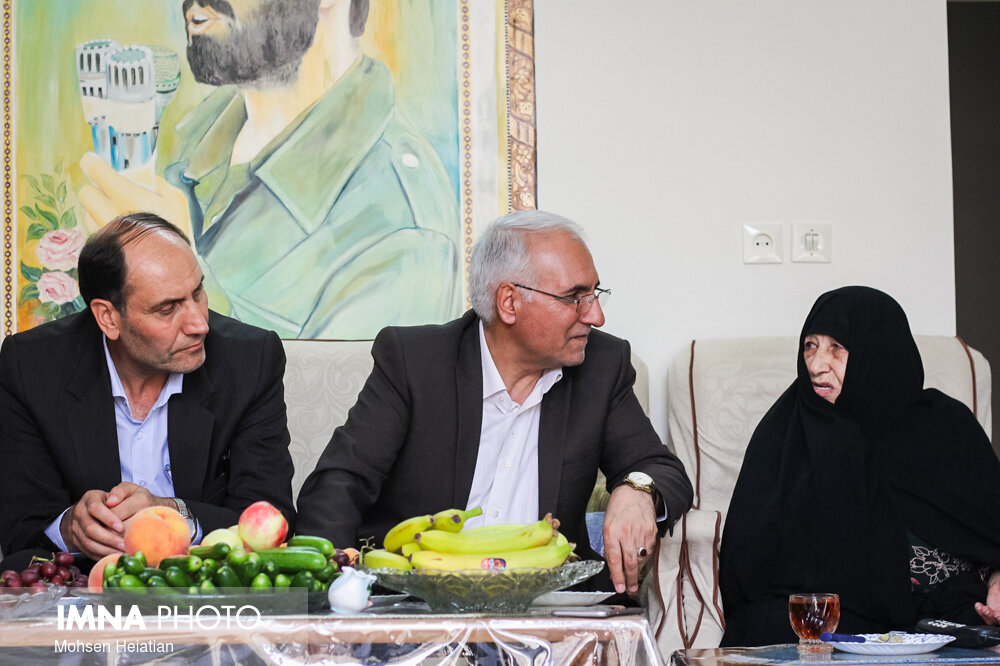 حضور شهردار اصفهان در منزل شهید خرازی