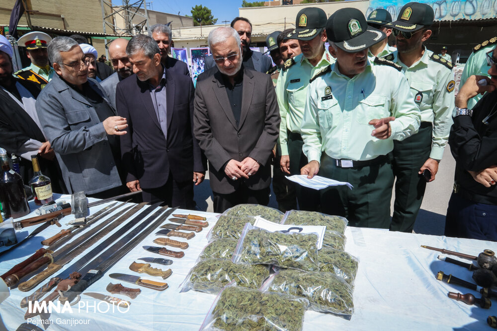بازدید دبیر کل ستاد مبارزه با مواد مخدر از نمایشگاه کشفیات استان