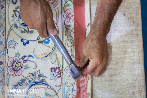 در این مرحله فرش به کمک میخ روی تخته های مخصوص ثابت و سپس کشیده شده تا با گذشت زمان ابعاد و اندازه فرش دقیق و اصلاح می شود