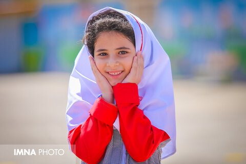 Iranian schools warmly welcome students
