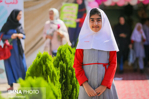 Iranian schools warmly welcome students
