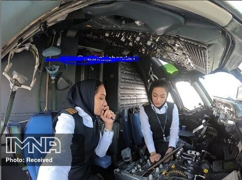 هواپیمای تهران - مشهد توسط دو زن خلبان هدایت شد+ عکس