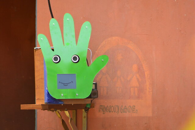 این روبات دانش‌آموزان را به شستن دست‌ها تشویق می‌کند