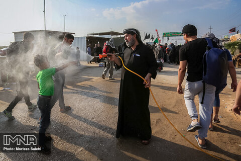 مردم عراق با پاشیدن آب گرما و خستگی را از تن زائران اربعین می زدایند