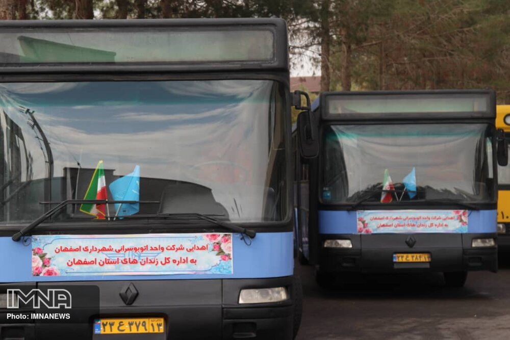 اهداء دو دستگاه اتوبوس بازسازی شده به اداره کل زندان های استان