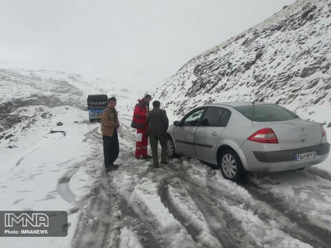 بارش نخستین برف پاییزی در ارتفاعات سمیرم/ امداد رسانی به پنج خودرو گرفتار در برف