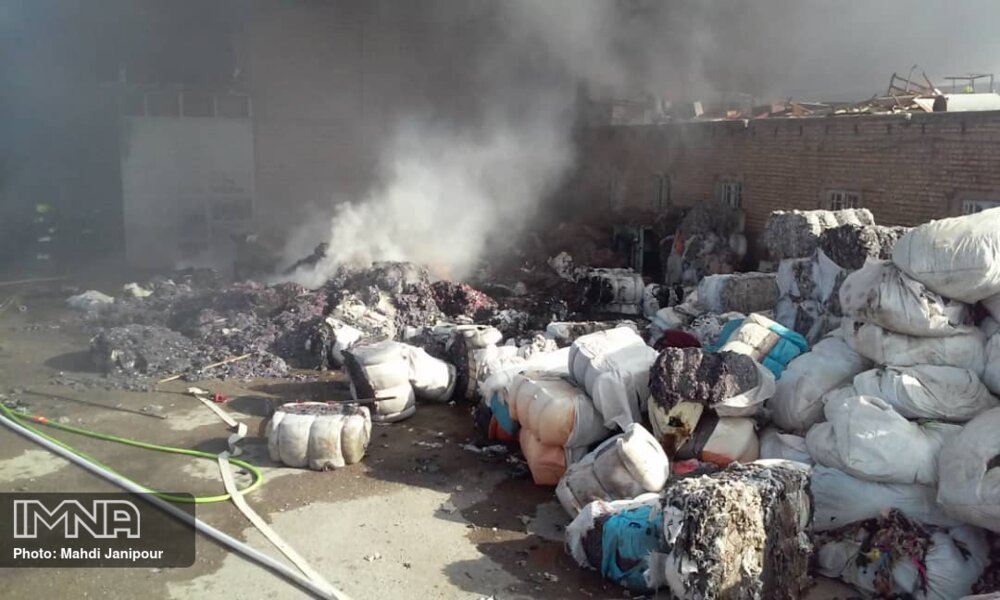 آتش‌سوزی در کارخانه الیاف در جاده فرودگاه + عکس