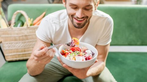 غذا خوردن در زمان نامناسب چه مشکلاتی ایجاد می‌کند؟
