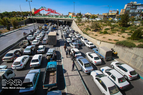 راه بندان در اصفهان به دنبال افزایش قیمت بنزین
