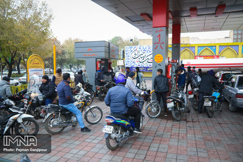 صف های طولانی پمپ بنزین ها در اصفهان