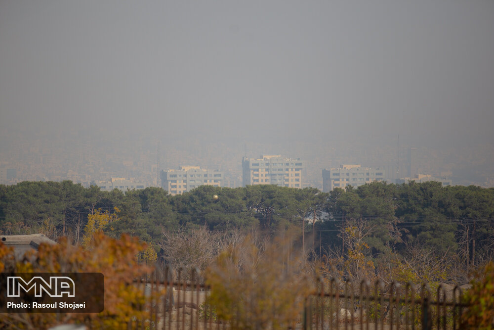 غبار آلودگی امروز در اصفهان می‌ماند