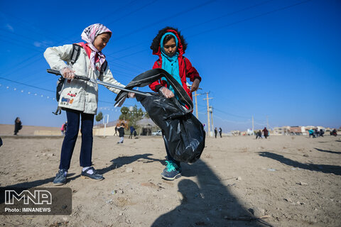 Volunteers help clean up natural sites in Isfahan