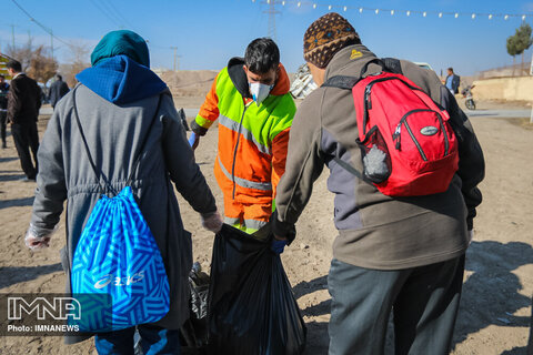 Volunteers help clean up natural sites in Isfahan