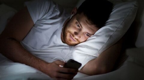 عوارض استفاده از گوشی پیش از خواب/از افسردگی تا افزایش خطر ابتلا به سرطان