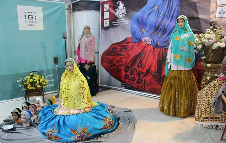 نمایش پوشاک سنتی در نمایشگاه صنعت نساجی اصفهان